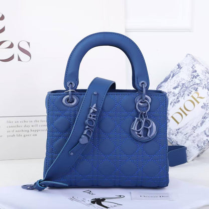 DIOR 

NEW CAME 

GOOD QUALITY 
115 dhs🇦🇪🇦🇪

SIZE: 24cm

Zain295
Zain17
♥️♥️♥️