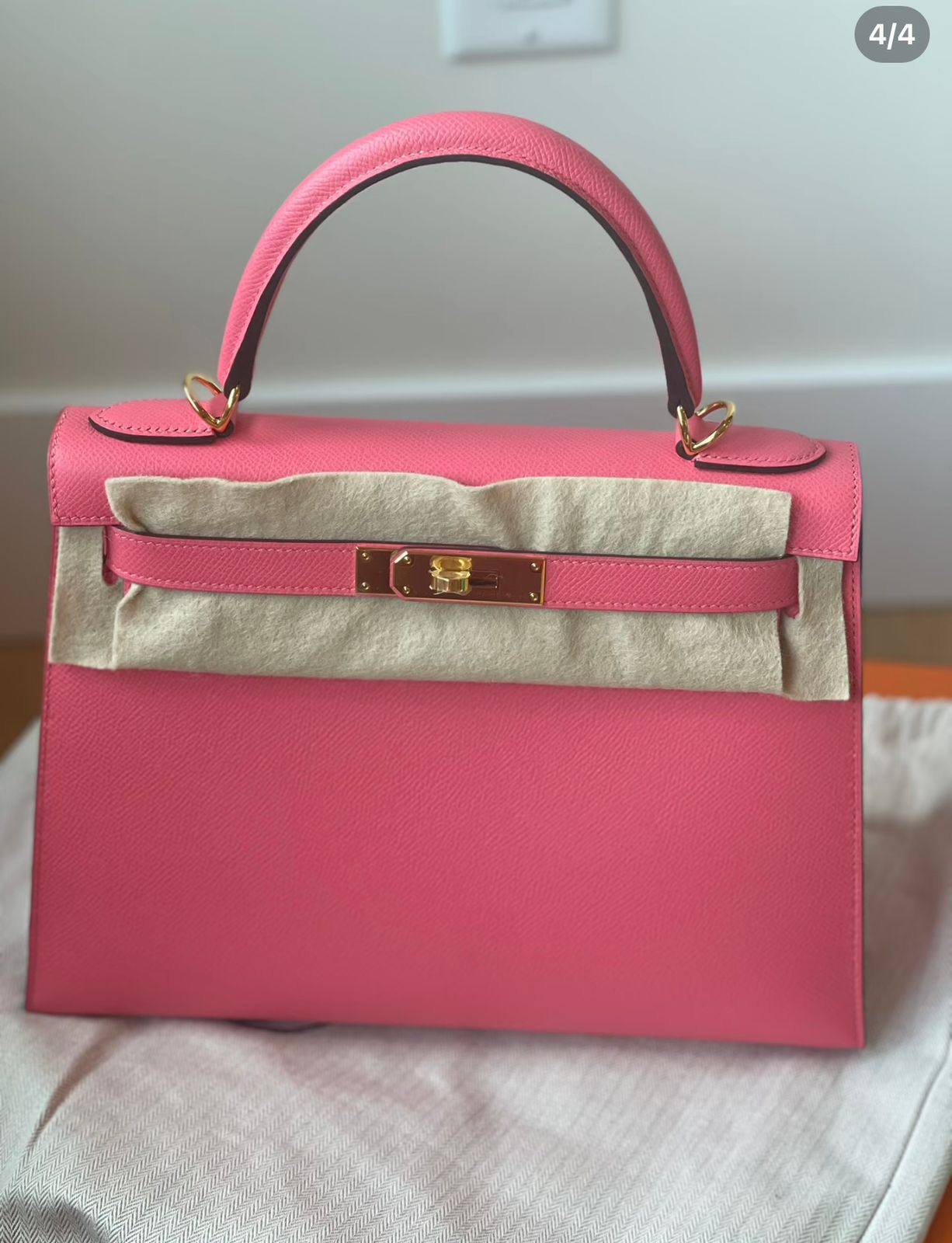 Hermes 

good quality, comes with box, 
🎁🎁🎁

size... 25 * 20 cm 

115 dhs🗽

Zain12
♥️♥️♥️