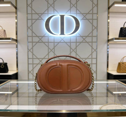 Dior
90 dhs✅
with box 🎁🎁🎁

Size:18.5/7/11.5

Zain07
♥️♥️♥️