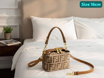 Fendi
Good quality 
with box 
🎁🎁🎁

85 dhs🪙🌨️

Zain186
♥️♥️♥️