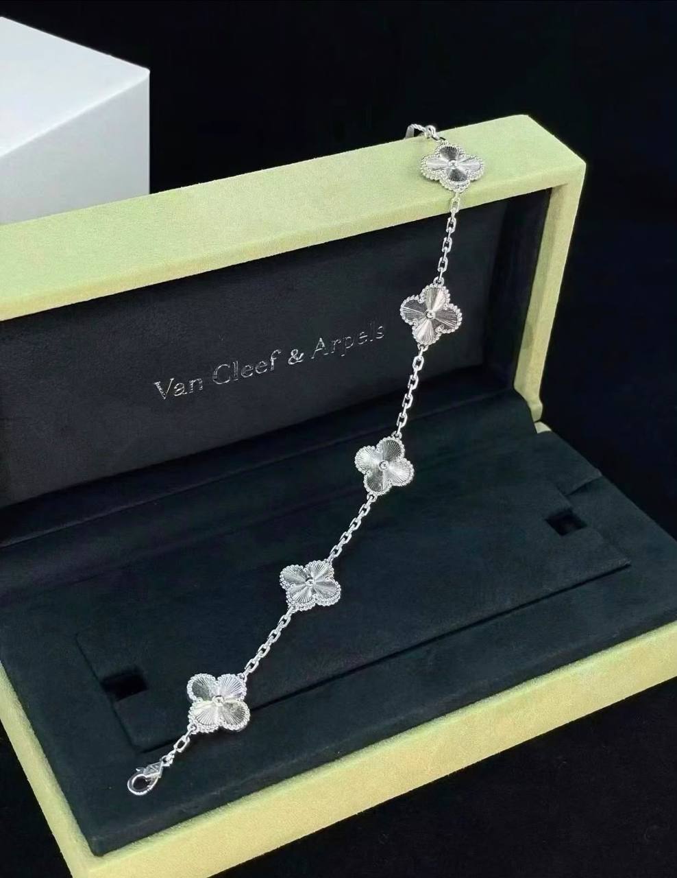 VCA Bracelet
Master Quality 

75 dhs🇦🇪 normal box 📦 
110 dhs🇦🇪 original box 🗃️

Zain48
♥️♥️♥️