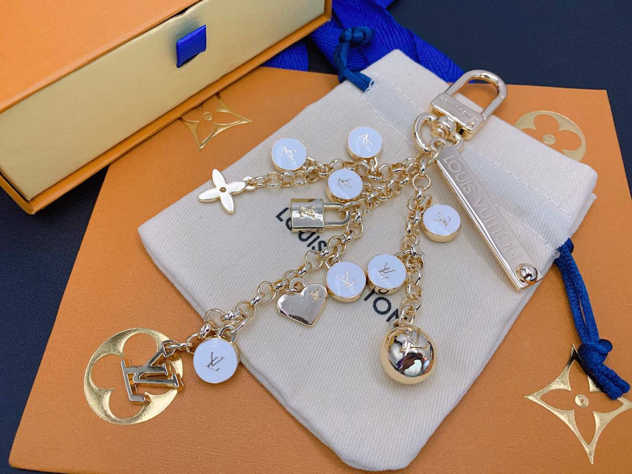70 dhs✅ KEYCHAIN
LV 
MASTER💫✨
WITH BOX AND PAPER BAG🛍️🎁

Zain89
♥️♥️♥️