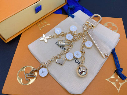 70 dhs✅ KEYCHAIN
LV 
MASTER💫✨
WITH BOX AND PAPER BAG🛍️🎁

Zain89
♥️♥️♥️