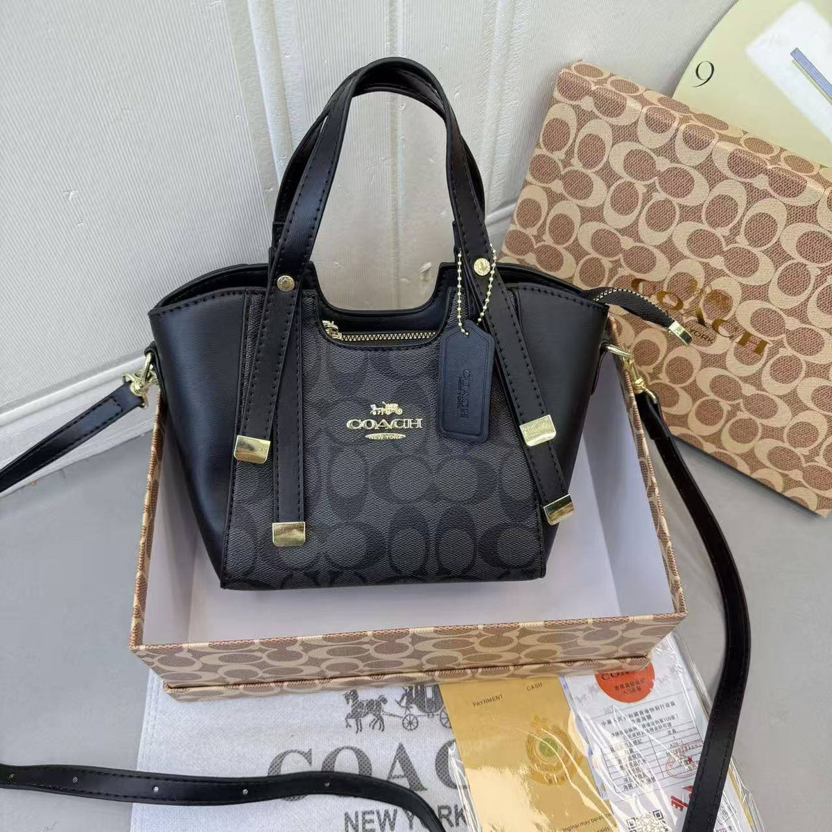 Coach 

with box 🎁
80 dhs

Zain232
♥️♥️♥️