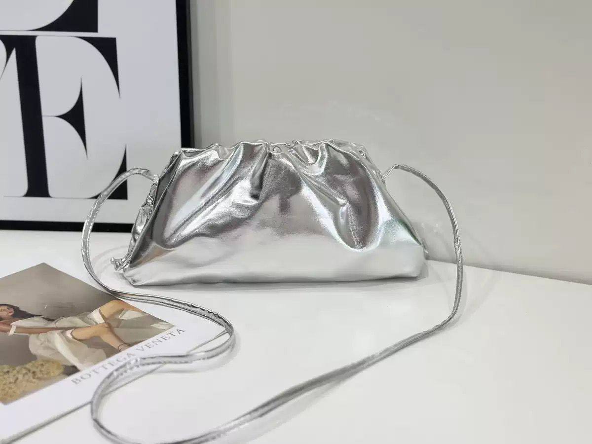 BOTTEGA

 NEW CAME
 GOOD QUALITY 

WITH BOX 
🎁🎁🎁

95 dhs🪙🌨️

Zain39
♥️♥️♥️