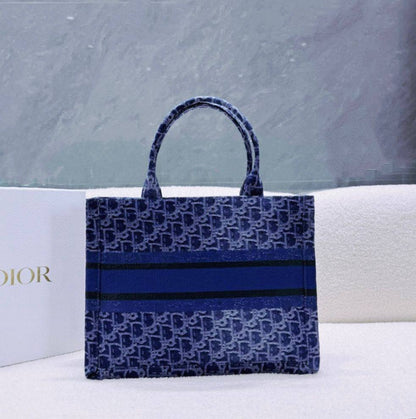 DIOR TOTE BAG 
 HIGH QUALITY ,
SMALL SIZE 105 DHS🇦🇪🇦🇪
BIG SIZE 120 DHS🇦🇪🇦🇪

Zain295
♥️♥️♥️