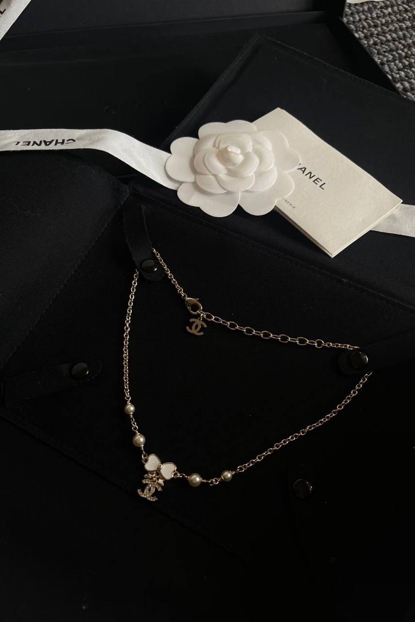 CHANEL*  🤍
* Earing & Choker (Necklace)
* Gold-Finish Metal with Stones
* ⁠↗️ *Super Master Quality ®️* 🫆
*170 dhs❤️* with *Normal* Box & Bag
*260 dhs❤️* with *Orignal* Packaging 🎁

Zain106
♥️♥️♥️
