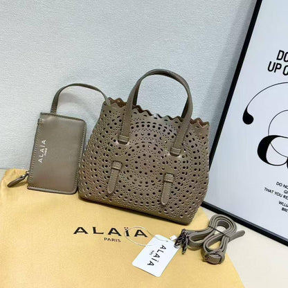 Alaia
Best quality 
90 dhs🪙🖤
size 21 cm

Zain158
♥️♥️♥️