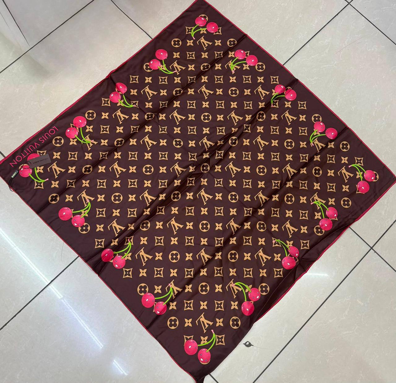 Silk square scarf 
40 dhs🇦🇪🇦🇪
Size 90*90

Zain93
♥️♥️♥️