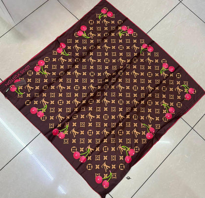 Silk square scarf 
40 dhs🇦🇪🇦🇪
Size 90*90

Zain93
♥️♥️♥️