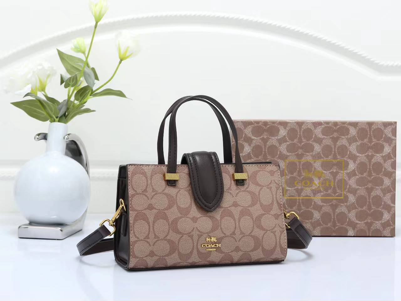 Coach
Good quality 
Size 23*cm
100 dhs🇦🇪🇦🇪
With box 📦🔥🔥

Zain70
♥️♥️♥️