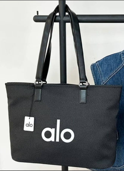 Alo
Tote bag 
95 dhs✅
Size 45cm 🌹🌹👈🤌

Zain161
♥️♥️♥️