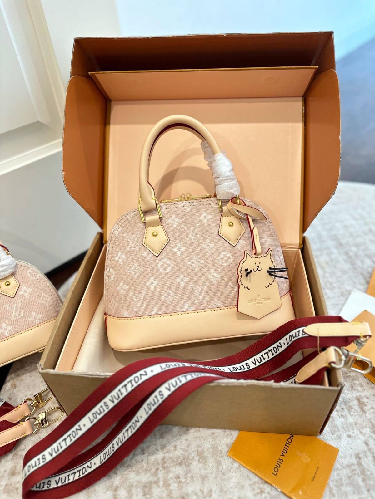 LV

260 dhs🇦🇪🇦🇪

Zain10
♥️♥️♥️