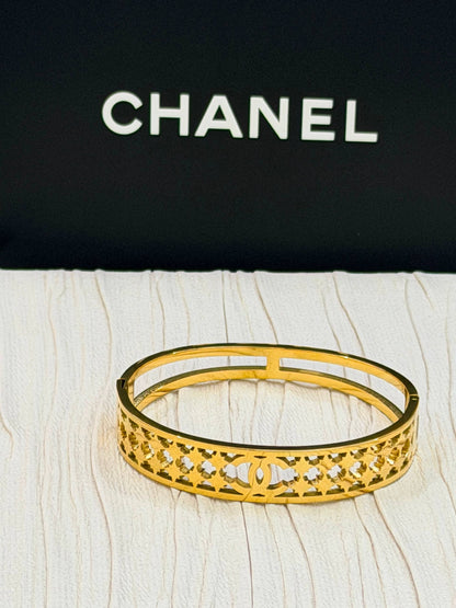 Bangle 🦋 

Stainless Steel 💯

With black boxes 
20 dhs🇦🇪🇦🇪

With brand boxes
30 dhs🇦🇪🇦🇪

Zain216
♥️♥️♥️