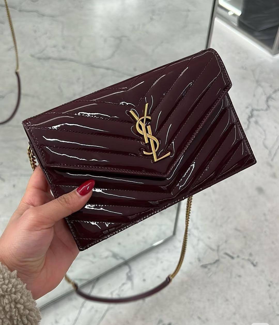 💖 Ysl Envelope bag
1️⃣Frist quality +🎁
Size : 22.5  * 14 cm
80 dhs❣️
with box 🎁

Zain115
♥️♥️♥️