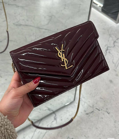 💖 Ysl Envelope bag
1️⃣Frist quality +🎁
Size : 22.5  * 14 cm
80 dhs❣️
with box 🎁

Zain115
♥️♥️♥️