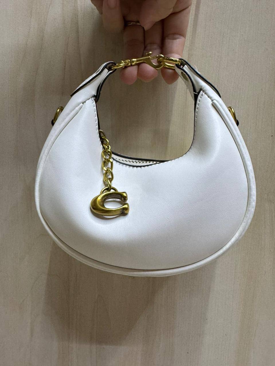 🍒 Coach Jonie

1️⃣ First quality +🎁

Size : 16.5 * 9 cm

80 dhs✅

with box
🎁🎁🎁

Zain115
♥️♥️♥️