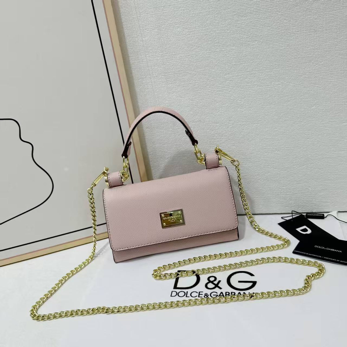 D&G

Best quality 
with box
100 dhs🇦🇪

size19CM

Zain290
♥️♥️♥️