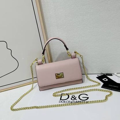 D&G

Best quality 
with box
100 dhs🇦🇪

size19CM

Zain290
♥️♥️♥️
