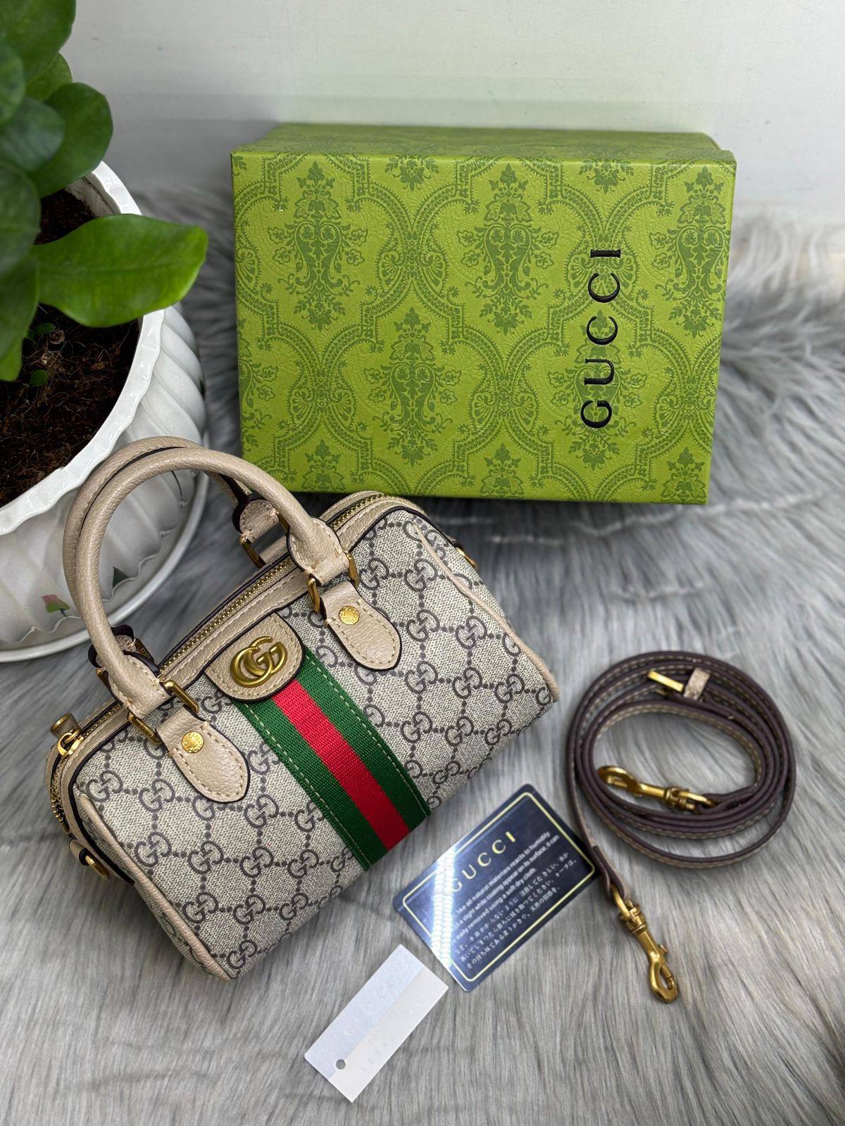 GUCCI
SIZE  ………19CM 🥰
90 dhs💓

with BOX😊
🎁🎁🎁

Zain244
♥️♥️♥️
