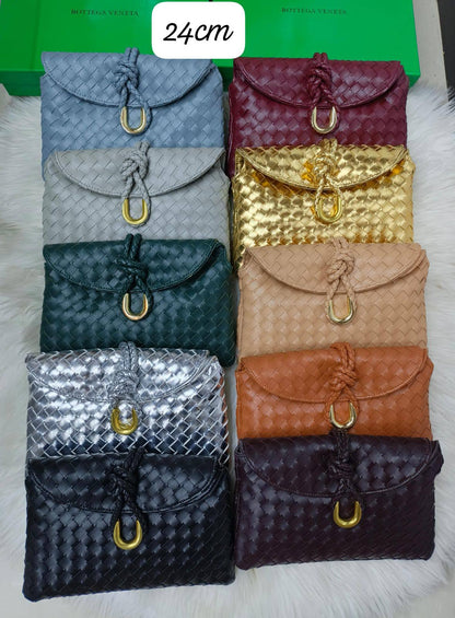 AVAILABLE 

Bottega

 WITH BOX 🎁 

100 dhs🇦🇪🇦🇪

Zain169
♥️♥️♥️