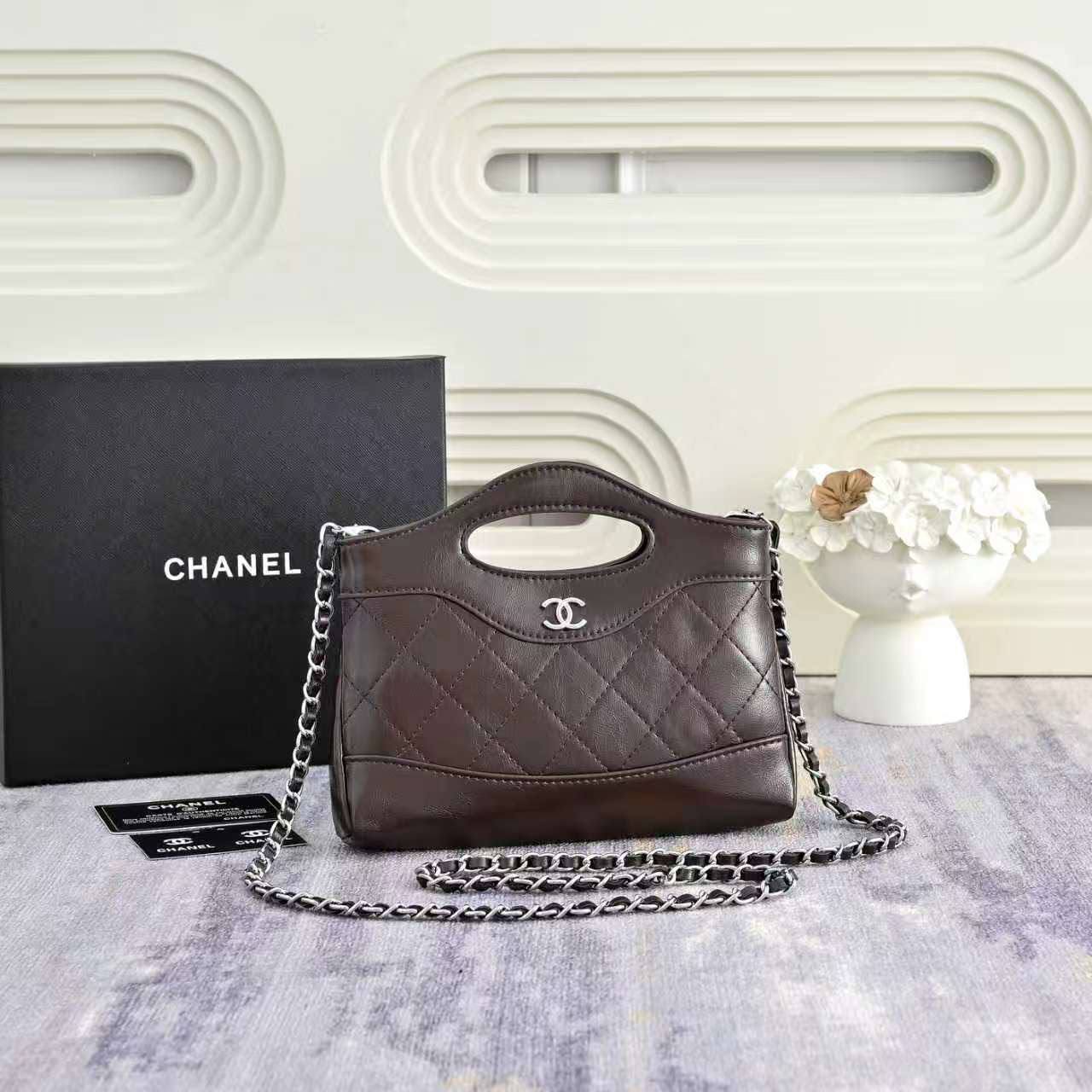 Chanel 
95 dhs✅
with box
size 20×3×14cm

Zain42
♥️♥️♥️