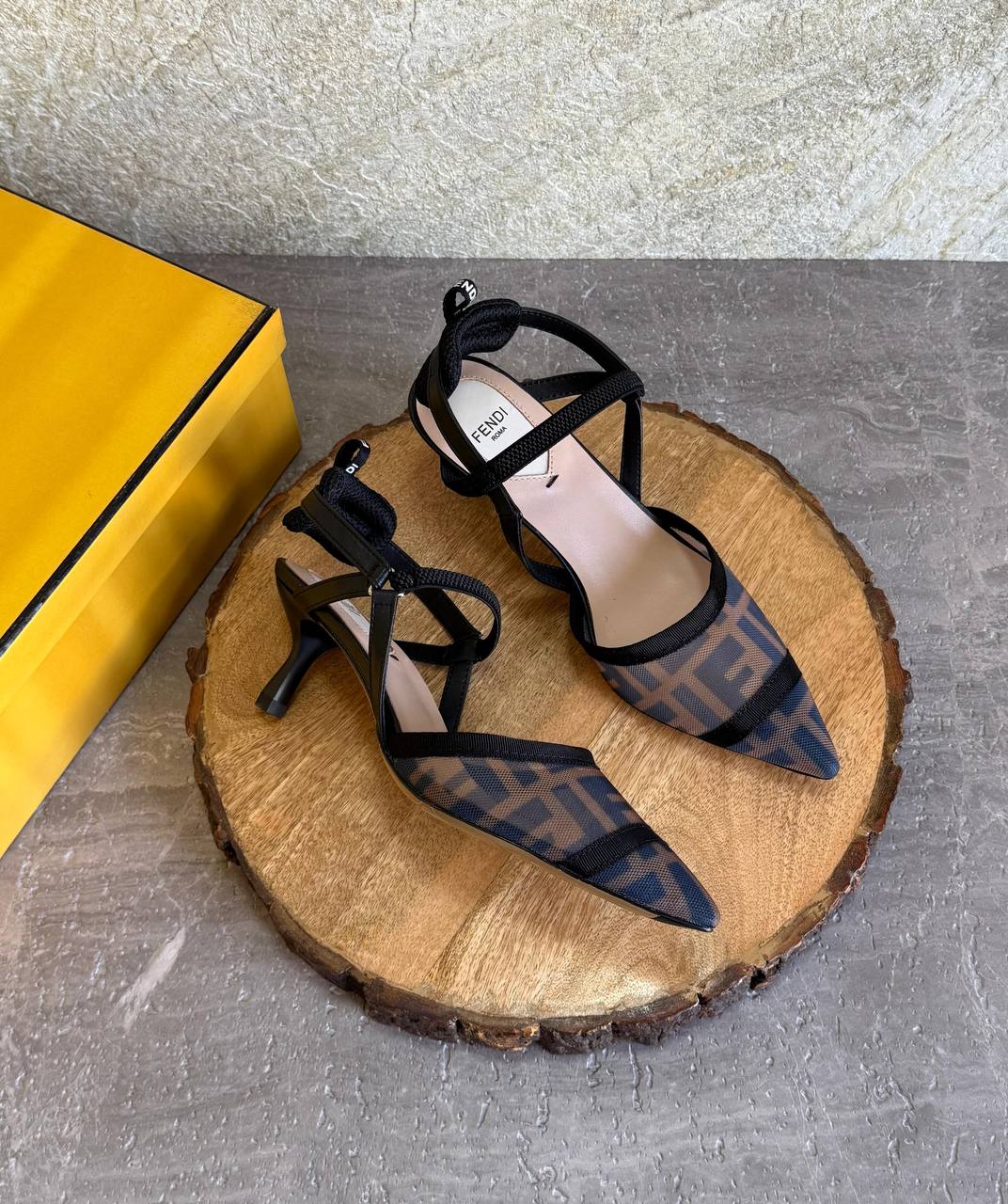 FENDI ✨
SuperMaster Quality 💯
450 dhs✅
Size: 36 -41 💥

Zain171
♥️♥️♥️