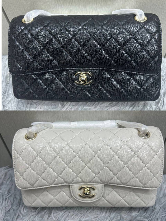 Chanel 
Master🌺
Size 25cm

270 dhs✅
With box🎁

Zain189
♥️♥️♥️