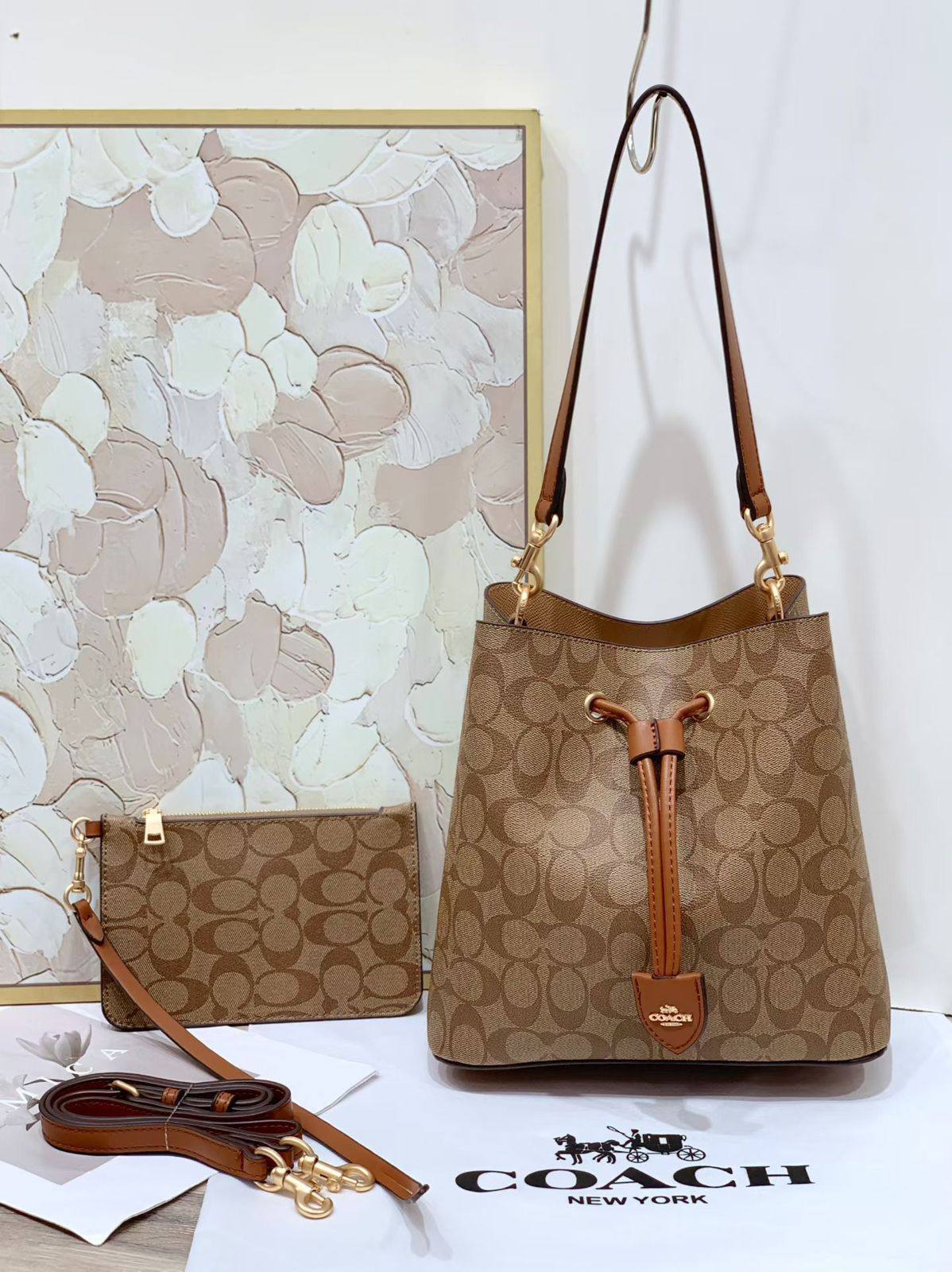 COACH
24cm

Microfiber, Good Quality
110 dhs🪙🌨️ 

Zain254
♥️♥️♥️