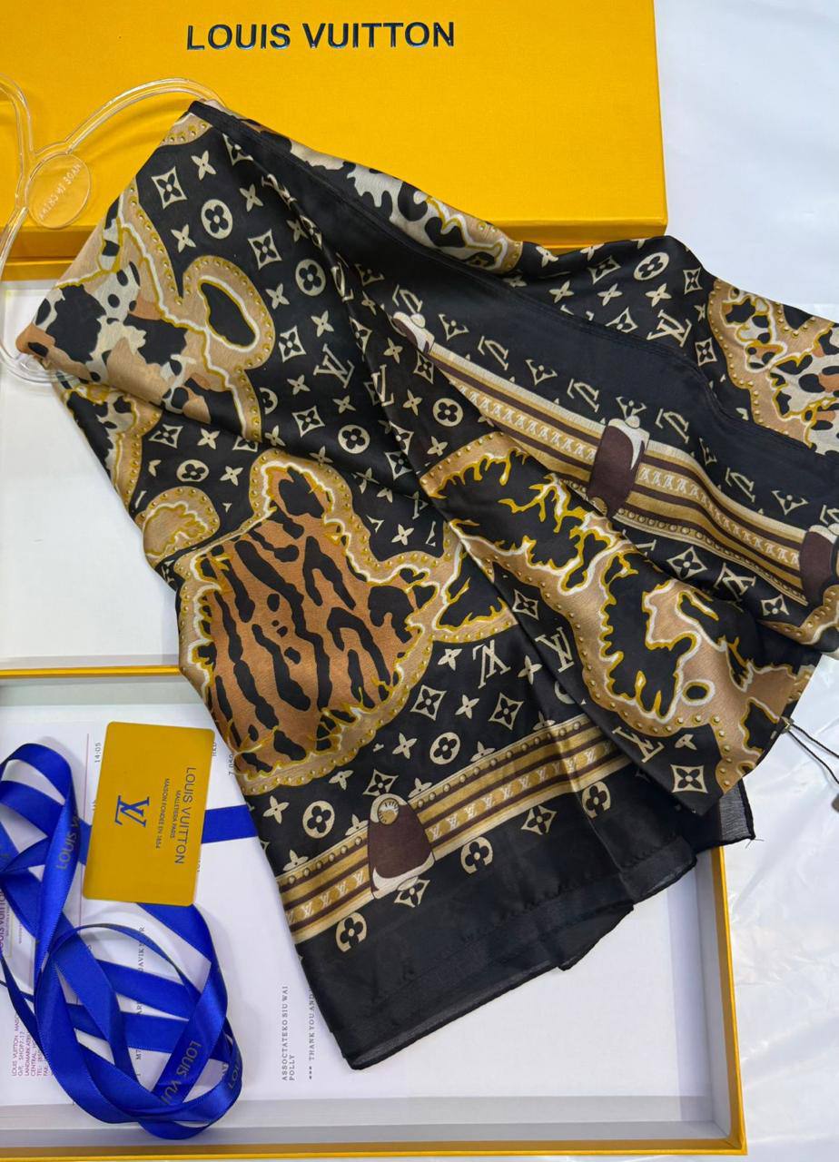 LV - Gucci
Silk scarf 
40 dhs✅
55 dhs✅ 

with box🎁🎁🎁

Zain93
♥️♥️♥️