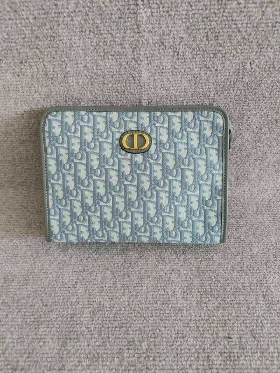 💖 Brand Clutch
1️⃣ First quality +🎁
Size : 28 * 18.5 cm
60 dhs🪙🌨️
with box 🎁

Zain115
♥️♥️♥️