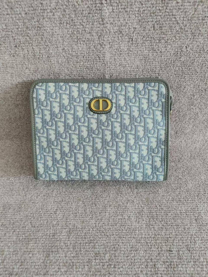 💖 Brand Clutch
1️⃣ First quality +🎁
Size : 28 * 18.5 cm
60 dhs🪙🌨️
with box 🎁

Zain115
♥️♥️♥️
