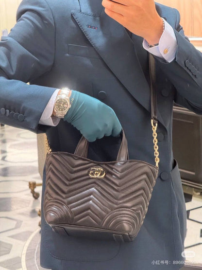 Gucci

small19cm  
with box   
🎁🎁🎁

big28cm
no box
115 dhs🪙🌨️

Zain04
♥️♥️♥️
