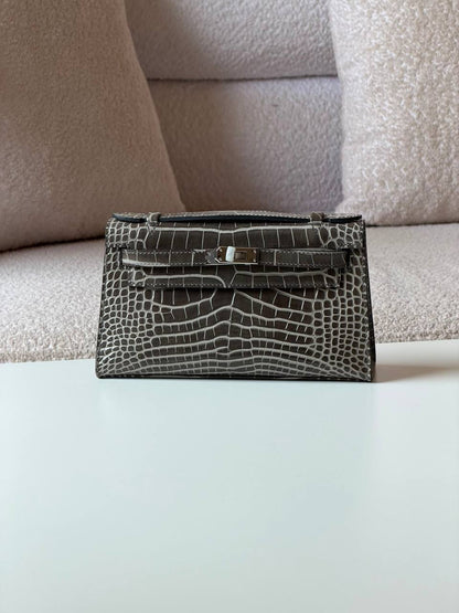 Hermes pochette 21cm💥Master quality ✅with box📦
610 dhs💓

Zain52
♥️♥️♥️