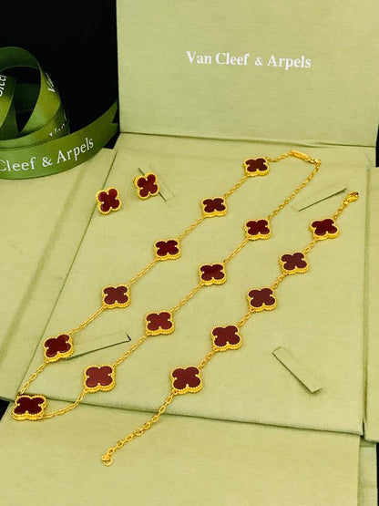 230 dhs✅ SET 
VCA
MASTER 💫✨
NECKLACE BRACELET EARRINGS
WITH BOX AND PAPER BAG🎁🛍️

Zain89
♥️♥️♥️