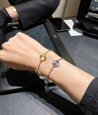 VCA Bracelet
Master Quality 

75 dhs🇦🇪 normal box 📦 
110 dhs🇦🇪 original box 🗃️

Zain48
♥️♥️♥️