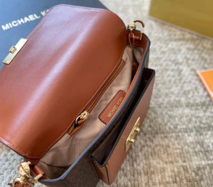 Mk

New came
Good quality
With box

90 dhs🇦🇪🇦🇪

Zain295
♥️♥️♥️