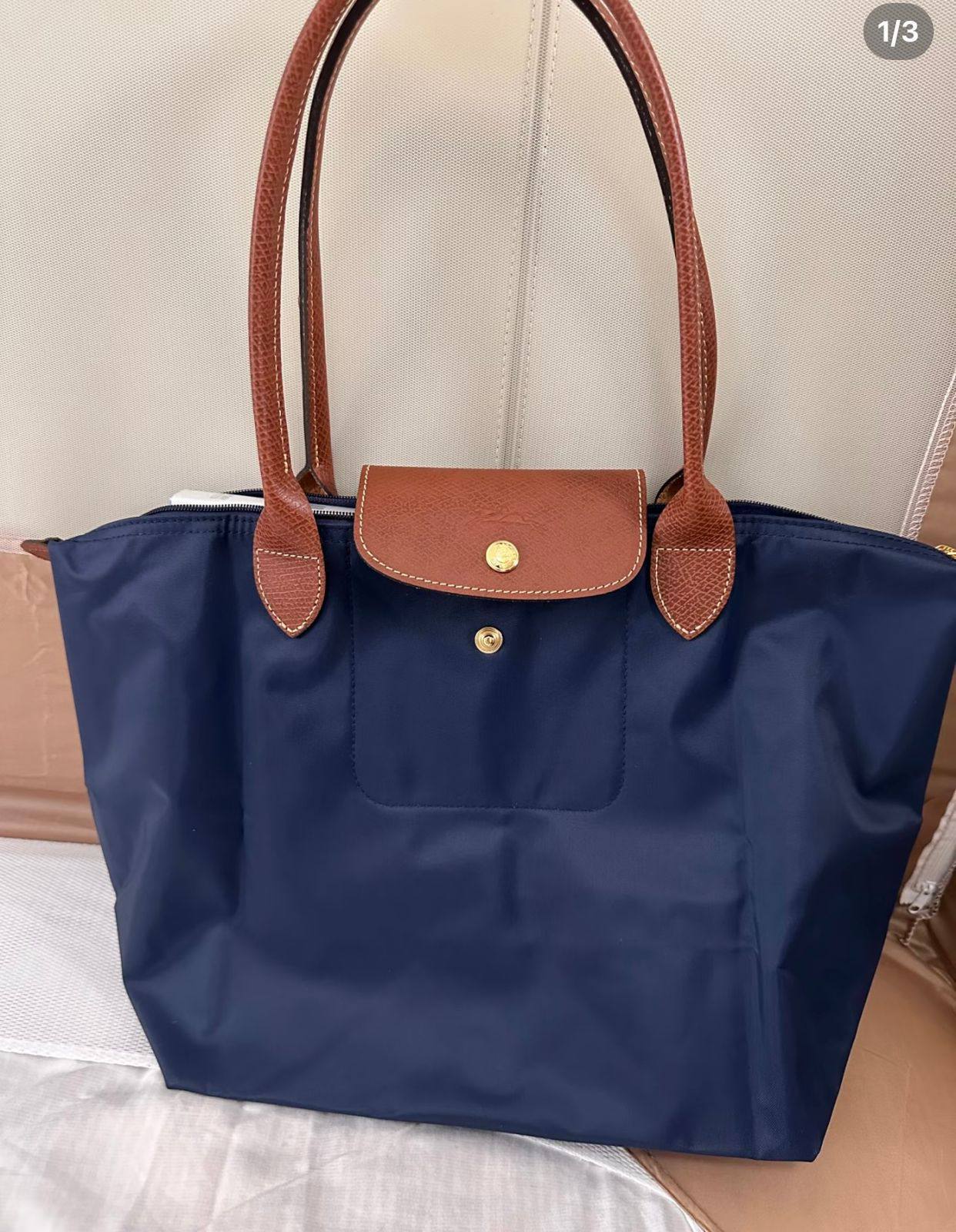 Longchamp 
good quality, good 
size. 46 * 30 cm
65 dhs❣️

Zain12
♥️♥️♥️