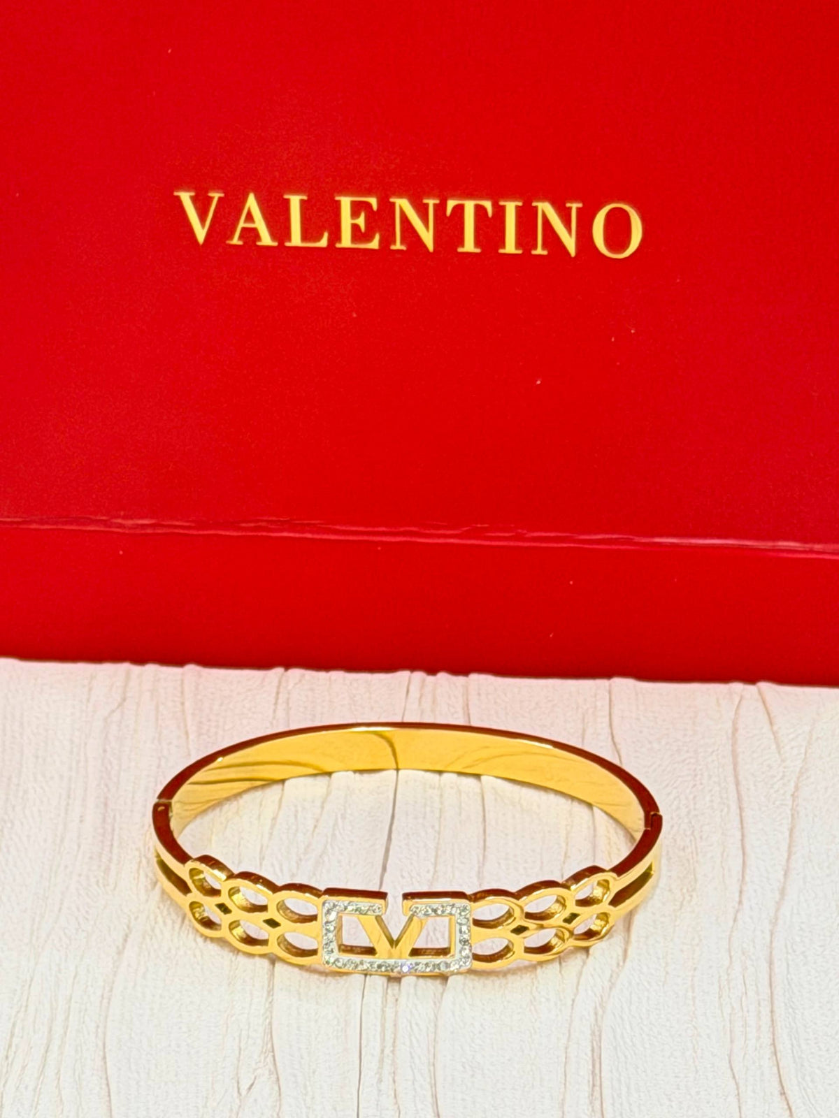 Bangle 🦋 

Stainless Steel 💯

With black boxes 
20 dhs🇦🇪🇦🇪

With brand boxes
30 dhs🇦🇪🇦🇪

Zain216
♥️♥️♥️