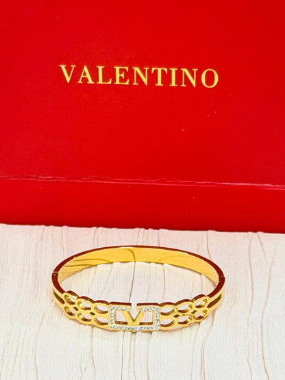 Bangle 🦋 

Stainless Steel 💯

With black boxes 
20 dhs🇦🇪🇦🇪

With brand boxes
30 dhs🇦🇪🇦🇪

Zain216
♥️♥️♥️