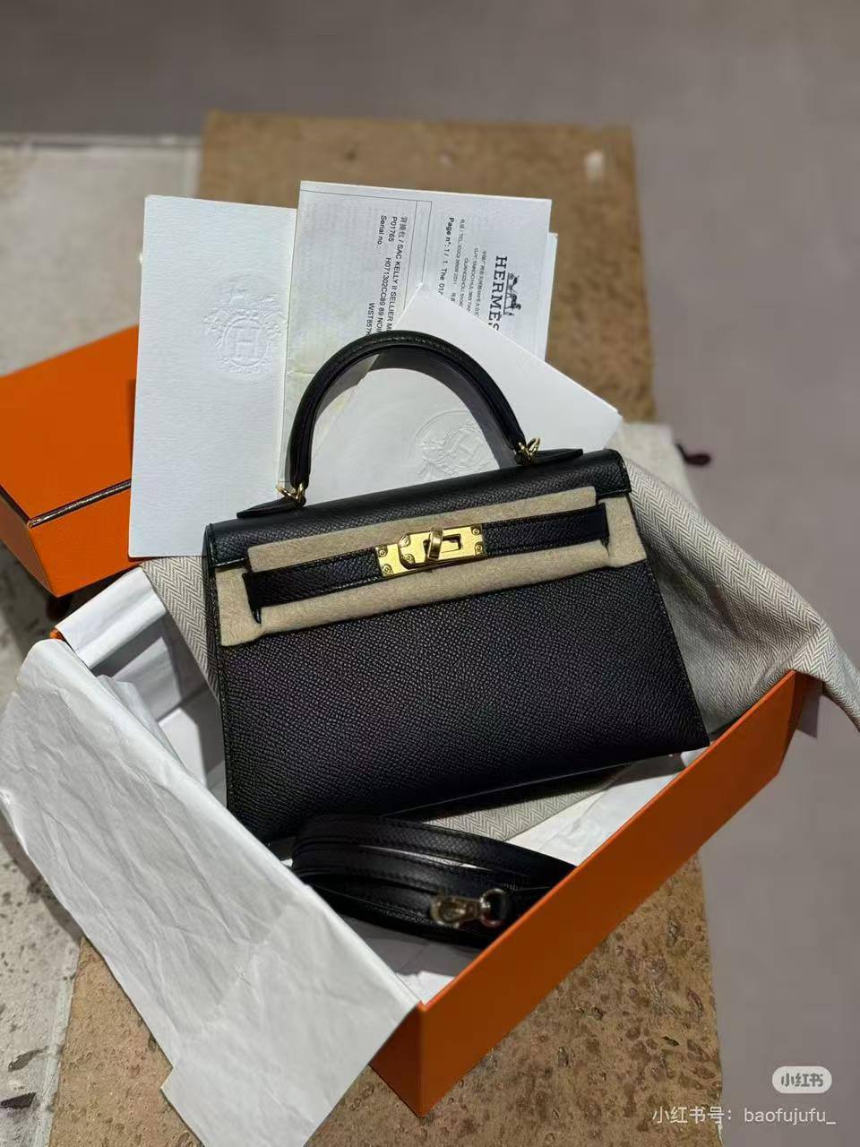 Hermes
Size  22cm
Withbox
100 dhs🇦🇪🇦🇪

Zain04
♥️♥️♥️