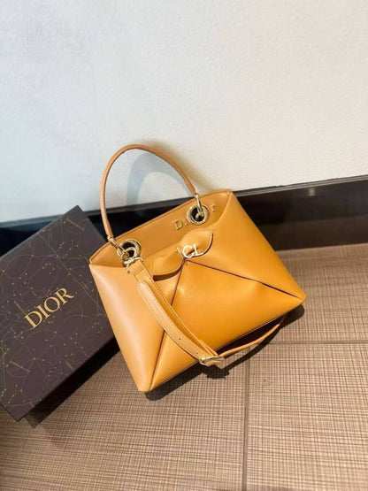 Dior
GOOD quality 
120 dhs✅

with box
🎁🎁🎁

Zain200
♥️♥️♥️