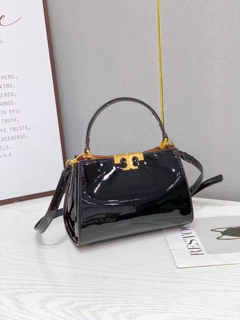 Tory Burch

with box
🎁🎁🎁

95 dhs🪙

Zain143
♥️♥️♥️