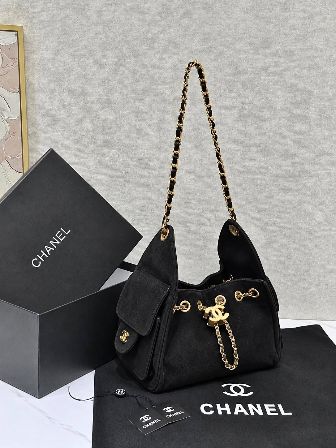 CHANEL 

NEW CAME 
HIGH QUALITY  

WITH BOX 
120 dhs🇦🇪🇦🇪

20cm

Zain39
♥️♥️♥️