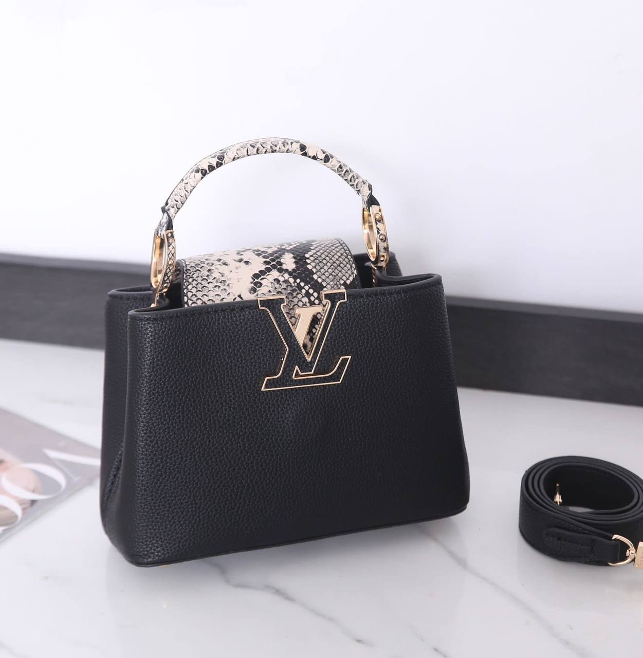 LV
NEW CAME GOOD QUALITY 
WITH BOX 
🎁🎁🎁

115 dhs💓

Zain39
♥️♥️♥️