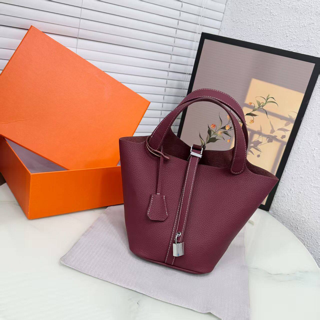 Hermes 
90 dhs✅
with box🎁

size 19×20×15cm

Zain42
♥️♥️♥️