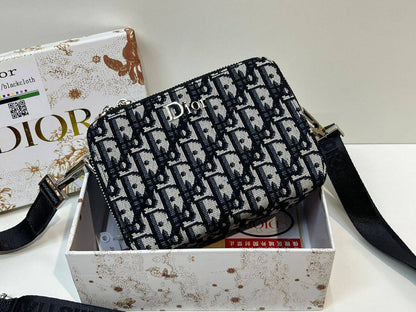 LV Dior

90 dhs✅

with box
🎁🎁🎁

size 17×6×12cm

Zain213
♥️♥️♥️
