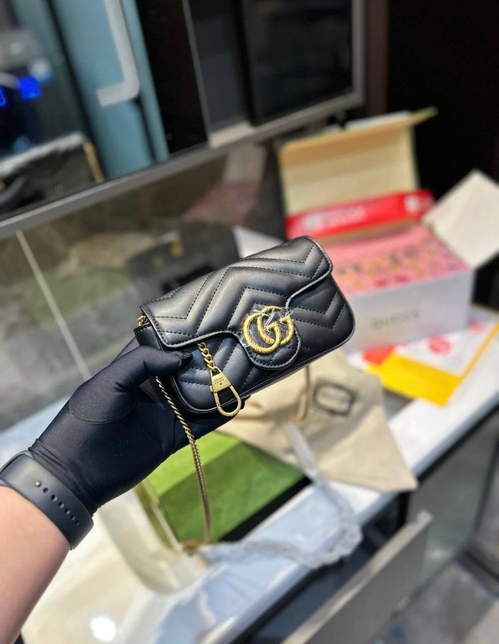 Gucci

good quality, 

comes with box, 🎁🎁🎁
size... 18*12 cm 
100 dhs🌺

Zain12
♥️♥️♥️
