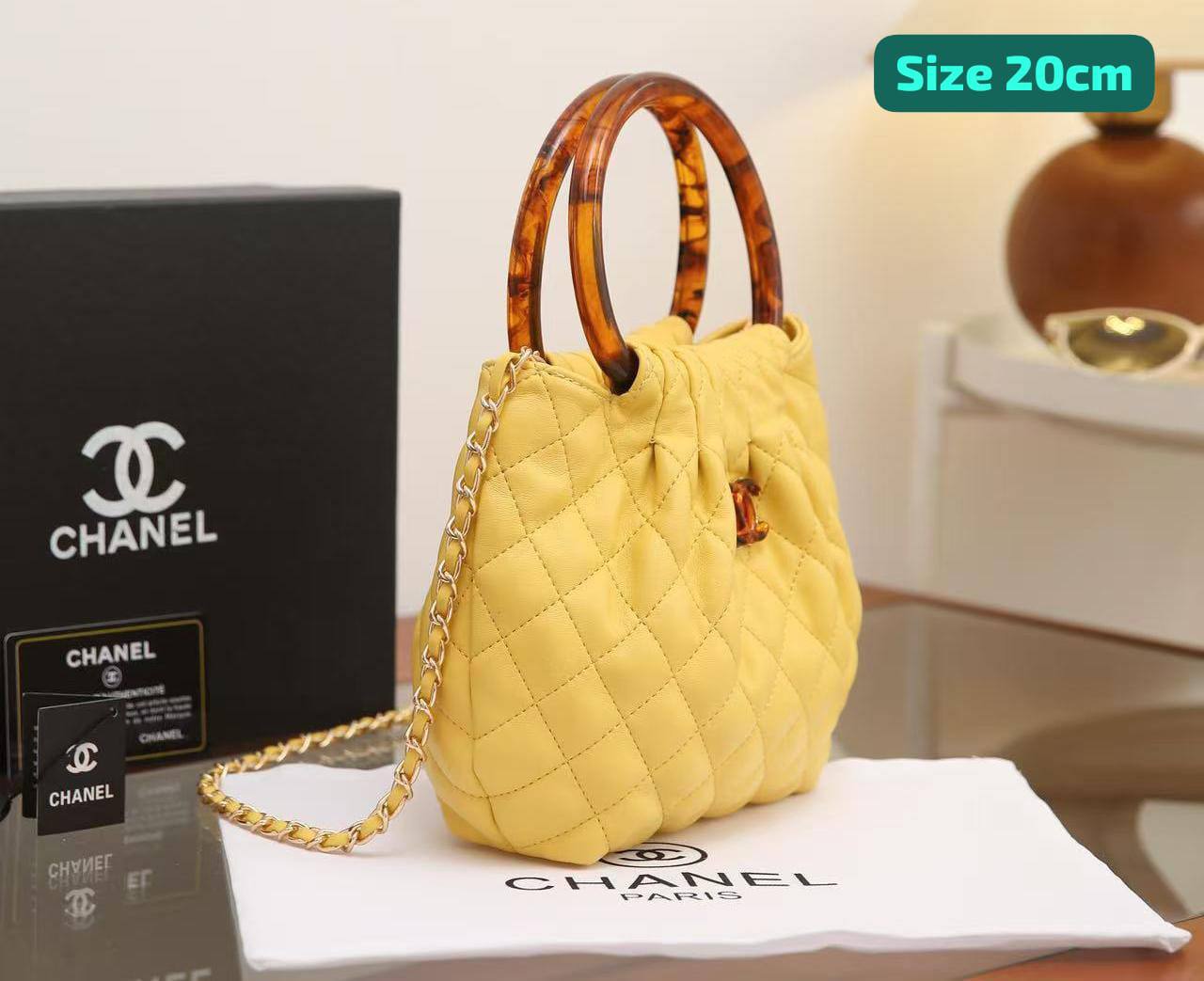 Chanel
Good quality 

with box 🎁🎁🎁

100 dhs✅

Zain186
♥️♥️♥️