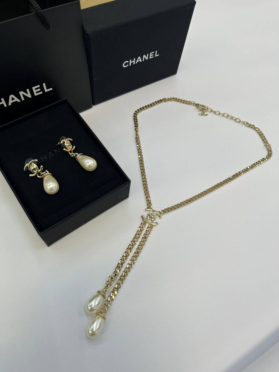 CHANEL
*Necklace&.Earing*❤️
*MASTER*🍃
With NORMAL BOX 
95 dhs✅
With master box
115 dhs✅

Zain263
♥️♥️♥️